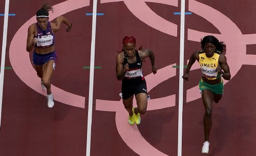 Michelle-Lee Ahye, center